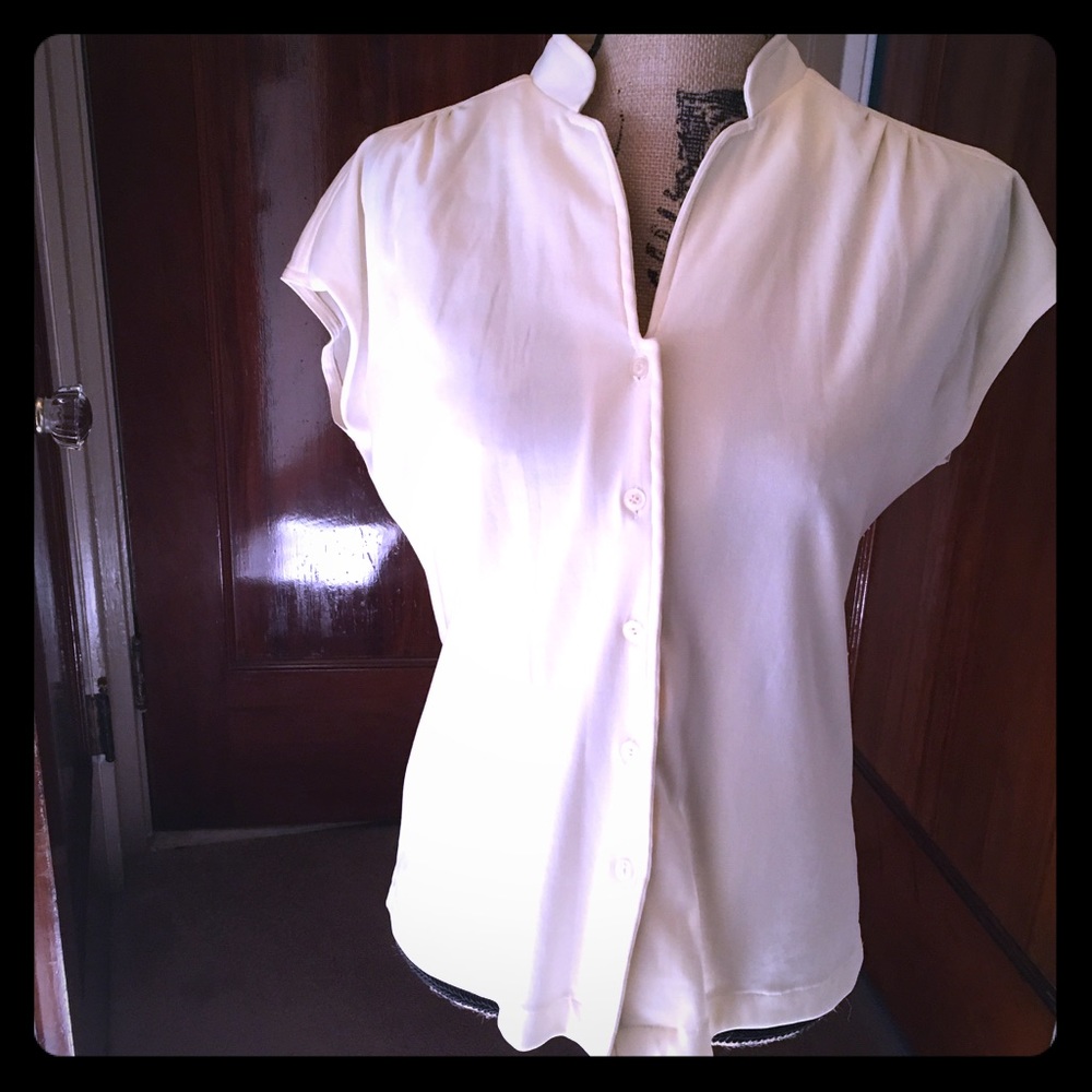 **Vintage** Pretty Cap Sleeved Top!!